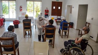 Más de 800 adultos mayores en residencias geriátricas sanjuaninas recibieron la vacuna antigripal