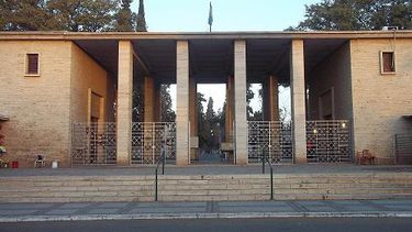 Cómo serán los horarios en el Cementerio de la Capital el día del padre