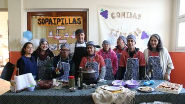 Mauricio Barón, junto a los chicos del taller de cocina de la EEE Merceditas de San Martín.