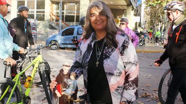 Sylvia, junto a la imagen de San Antonio de Padua en la previa de la bicecleteada de la fe.