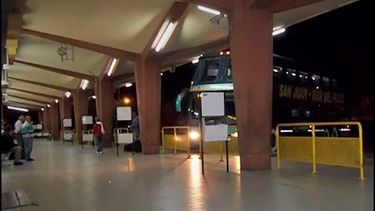 Enorme operativo policial por un colectivo de larga distancia que llegó a San Juan