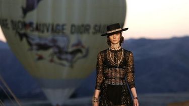 La mujer chamánica y de espíritu salvaje de Dior