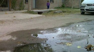 Médano de Oro: Líquidos cloacales volvieron a copar las calles del barrio