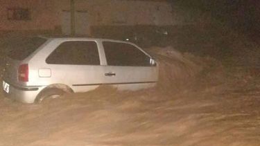 Impresionante creciente en Jáchal se llevó hasta los autos