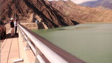 Dique Los Caracoles, con agua y generando