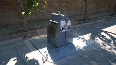 Intentaron incendiar uno de los contenedores soterrados de Capital