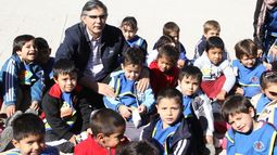 Molina visitó una escuela caucetera y llevó regalos para los chicos