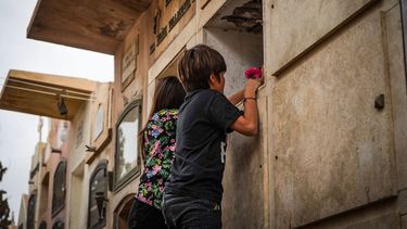 Dolor en la despedida de Claudia Pirán en el Cementerio de la Capital