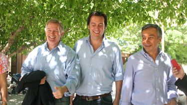 A su paso, gastadas por las camisas celestes