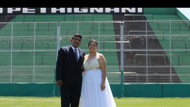 Se casaron y la sesión de fotos fue en la cancha de San Martín