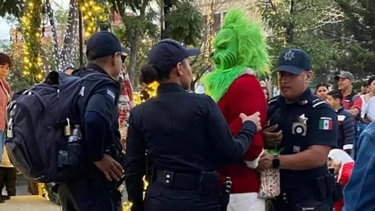 Papá Noel y el Grinch se desconocieron en México y terminaron a las piñas
