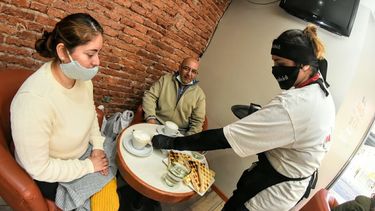 Qué pasa con las reuniones sociales, restoranes y bares en San Juan