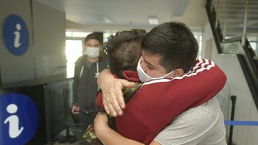 Entre abrazos y emocionados, así llegaron los primeros sanjuaninos a la Terminal de Mendoza