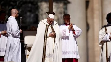 Papa Francisco presente en la misa del domingo de pascua en el Vaticano.