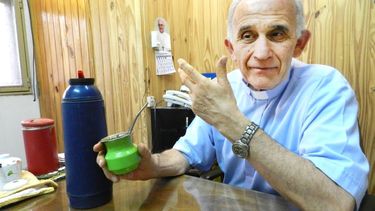 El Padre Paquito, junto a Albino: negó que el preservativo prevenga el HIV