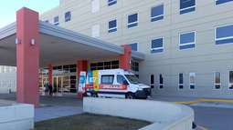 Impactante choque en Chimbas: un conductor perdió el control, se estrelló contra un árbol y terminó arriba de una vereda Impactante choque en Chimbas: un conductor perdió el control, se estrelló contra un árbol y terminó arriba de una vereda