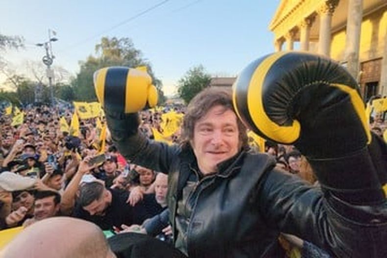 Javier Milei quiere salir de entre las cuerdas