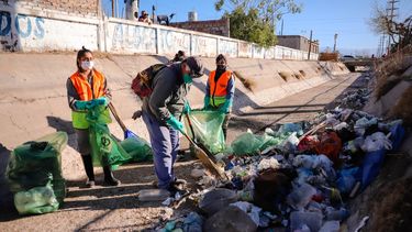 Del canal Benavídez sacaron 24 camionadas de basura.