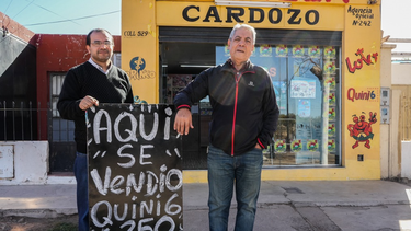 Roberto Cardozo, el agenciero que lleva 40 años trabajando y vendió el premio de $250 millones del Quini 6, junto a su hijo.