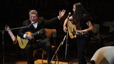 Santaolalla dio cátedra con su música