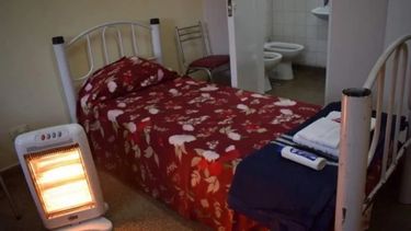 Una de las habitaciones del refugio al que asisten las víctimas de violencia de género, cuya dirección de domicilio es oculta por seguridad