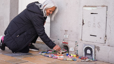 Laura visita diariamente la casita sanjuanina del Ratón Pérez, en la vereda de Capital.