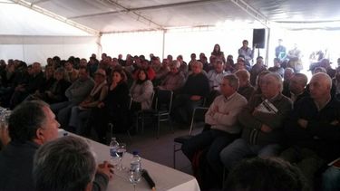 Entregaron maquinarias y tractores a pequeños productores