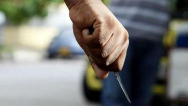 En un enfrentamiento entre bandas le partieron la cabeza, lo apuñalaron y está grave En un enfrentamiento entre bandas le partieron la cabeza, lo apuñalaron y está grave