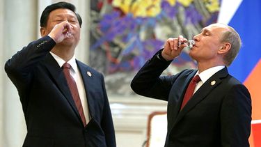 Golpe al dólar: Rusia y China ya no lo usarán para pagar gas y petróleo