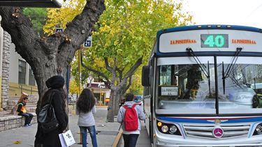 Multaron a las empresas de colectivo que no cobraron boleto escolar