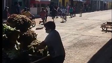 En video: la impresionante corrida en la Feria de Rawson por unos cigarrillos