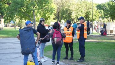 Desalojaron a los manteros y vendedores ambulantes del Parque de Mayo