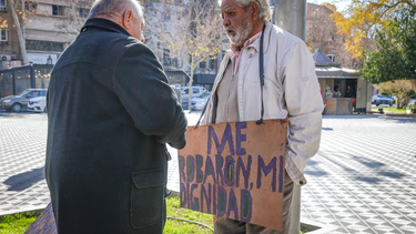 Un sanjuanino se manifestó con carteles en la Plaza 25 de Mayo para conseguir ayuda, porque no le alcanza la jubilación.