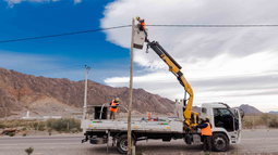 El viento hizo destrozos en las luminarias de la Quebrada de Zonda: repararon poste y cables