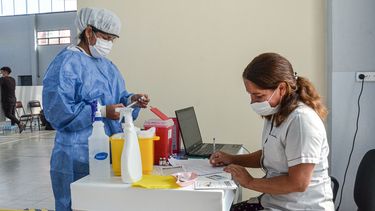 Ya vacunan con Sputnik 2 a los sanjuaninos adultos mayores que esperaban y llegan más dosis