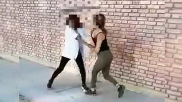 Captura del video en el que se ve la pelea de dos alumnas en las puertas de una escuela en Rawson