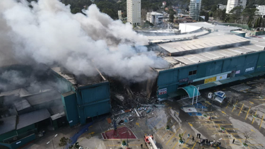 Brutal incendio y derrumbe de un shopping en Punta el Este