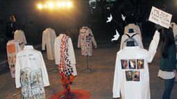 Homenaje a Sarmiento:Cerca de 40 artistas pintaron guardapolvos