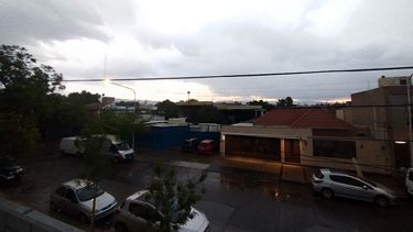 Se largó con todo: la lluvia llegó a San Juan con tormenta eléctrica