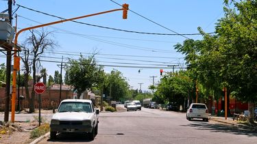 Una esquina conflictiva de Rawson estrenó semáforos