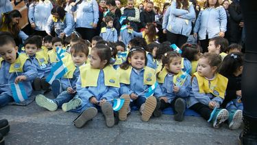 Santa Lucía: los más pequeños, protagonistas del desfile por el 25 de Mayo