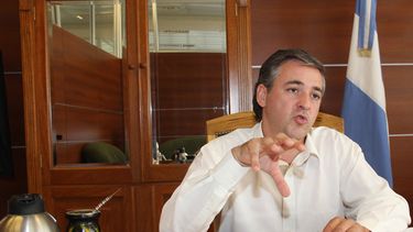 Con el ojo en los policías