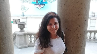 La periodista sanjuanina que llegó a Ecuador por trabajo y se convirtió en la única doula post parto certificada en el país