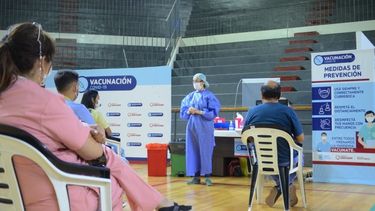 En San Juan empiezan a vacunar a mayores de 60 y suman a todos los porteros de escuelas: cuándo