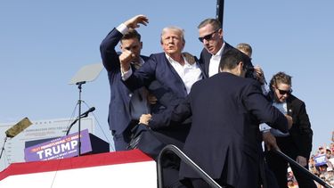 Aseguraron que Donald Trump está bien, pero terminó con una herida en la oreja derecha