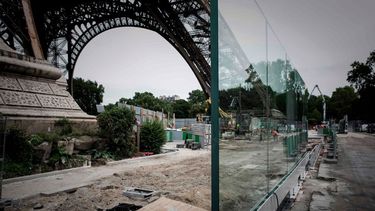 Video: mirá cómo blindaron la torre Eiffel para salvarla de atentados