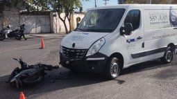 Un motociclista sanjuanino, al hospital tras ser embestido por una movilidad de una cochería Un motociclista sanjuanino, al hospital tras ser embestido por una movilidad de una cochería