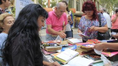 Libros buscan lectores en el Cruce de las Peatonales
