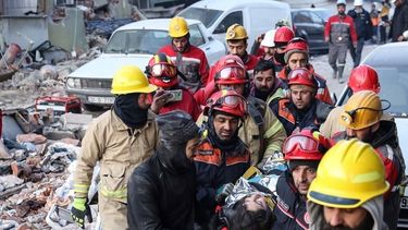 Los rescatistas siguen cumpliendo su tarea entre los escombros que dejó el Terremoto de Turquía.