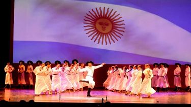 Emoción celeste y blanca: reviví el espectáculo de la Gala Patria en el Teatro del Bicentenario Emoción celeste y blanca: reviví el espectáculo de la Gala Patria en el Teatro del Bicentenario